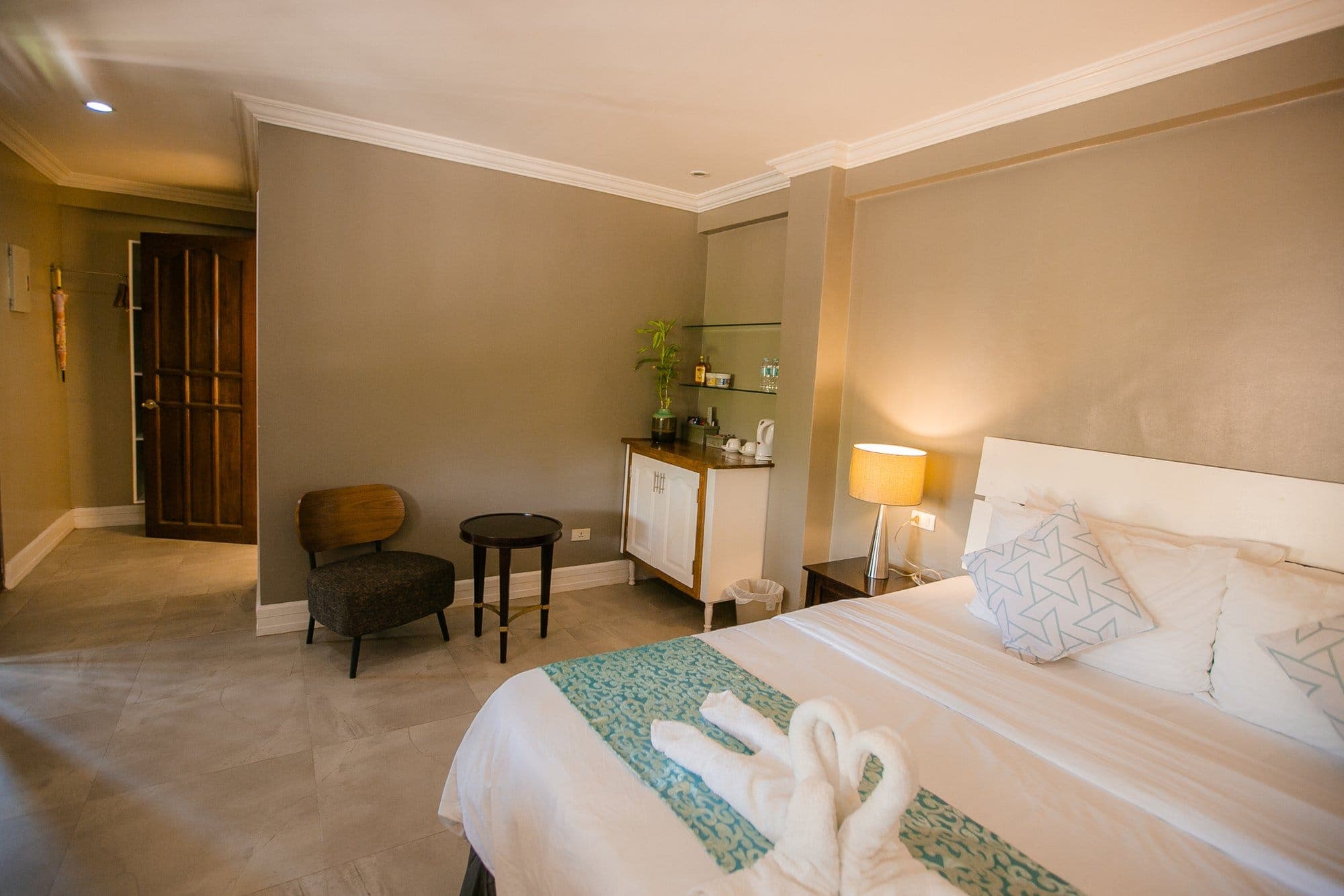 Deluxe Room with king bed, sitting corner and minibar cabinet