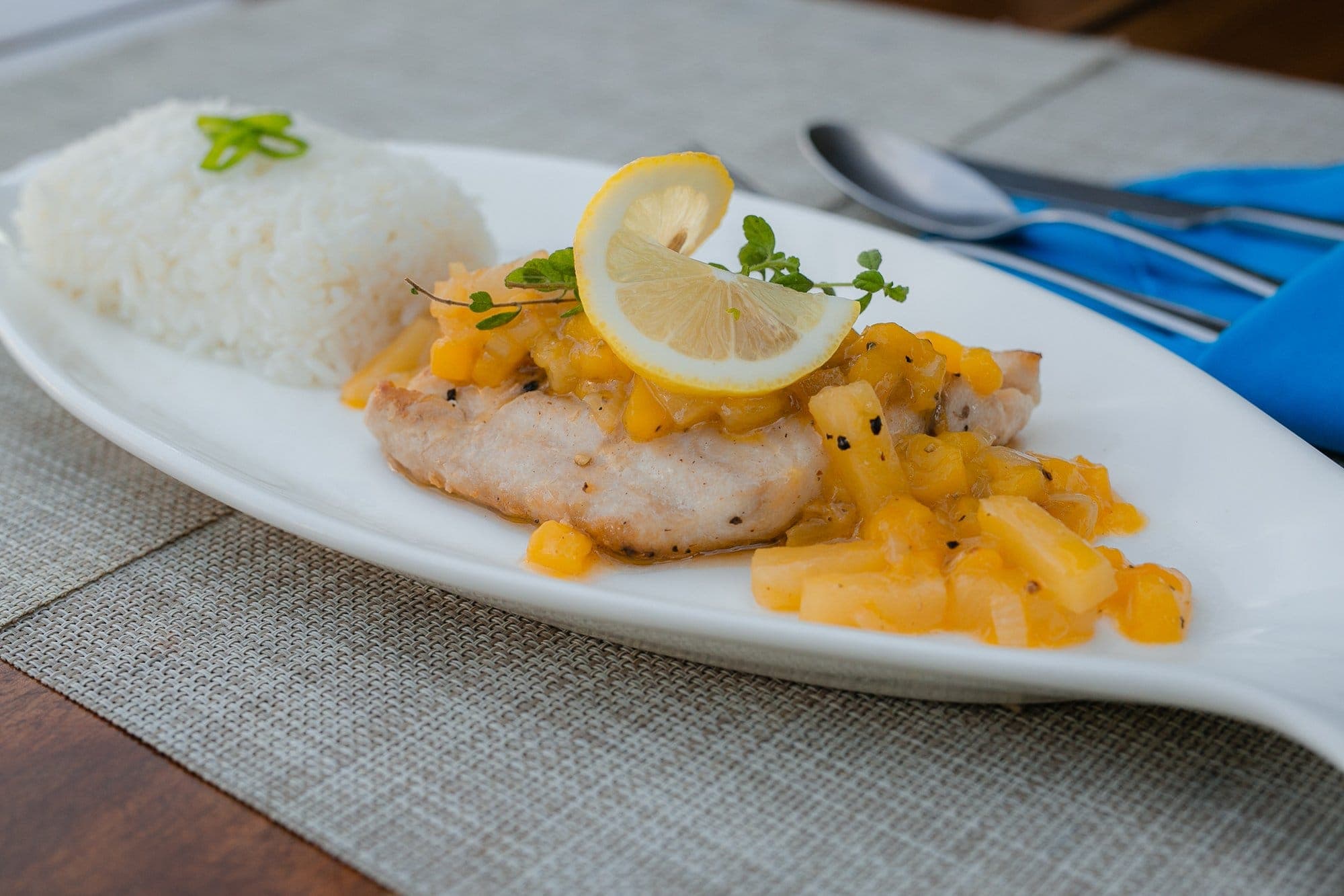 Grilled fish fillet with mango salsa, lemon and rice